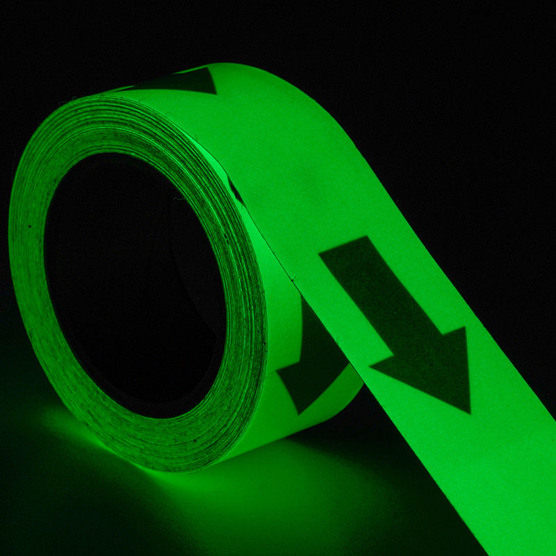 Buiten fluorescerende gloed in de donkere band voor de veiligheid van het podium