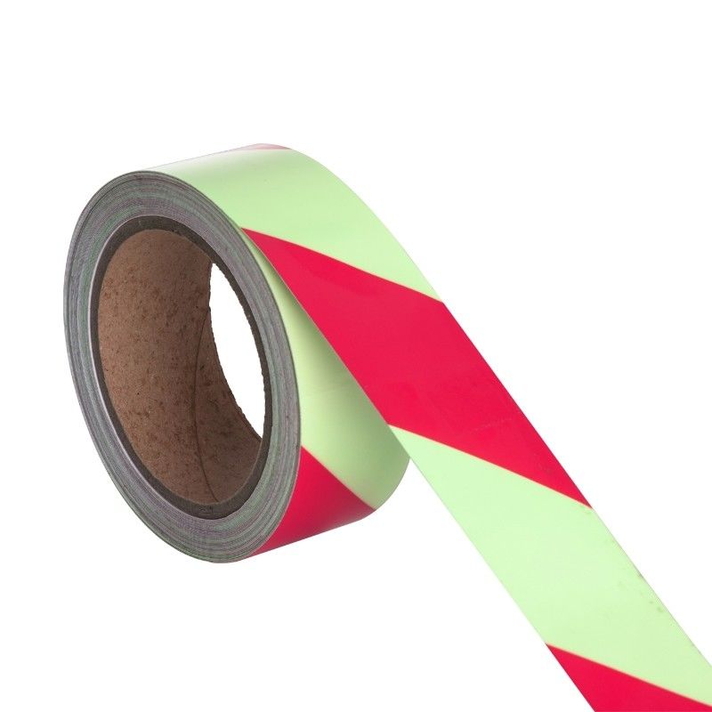 Buiten fluorescerende gloed in de donkere band voor de veiligheid van het podium