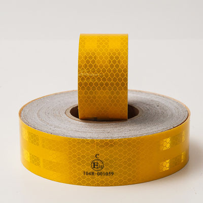 Goede prijs Geel verblindend ECE 104r Reflectieve tape Filmplaat Vinyl Strip Sticker Marker in rol met lijm voor vrachtwagen online
